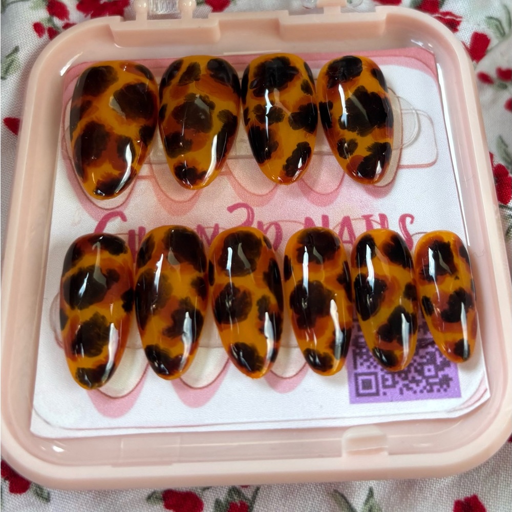Tortoise Shell Press-On Nails - Picture 6 of 7